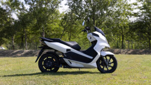 Ventajas reales de conducir un Arena en ciudad: ahorro, silencio y comodidad